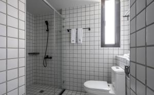 Baðherbergi á H suite inn