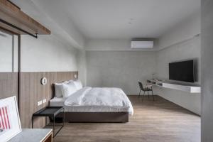 Rúm í herbergi á H suite inn