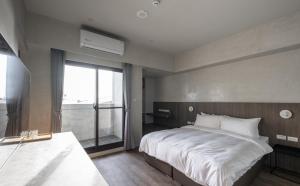 Rúm í herbergi á H suite inn
