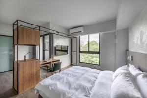 Rúm í herbergi á H suite inn