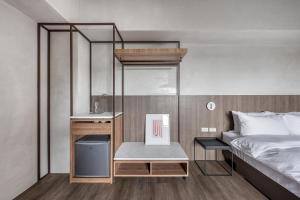 Rúm í herbergi á H suite inn