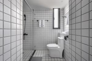 Baðherbergi á H suite inn