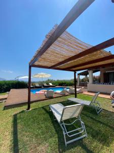 Bazén v ubytovaní Georges Villa Galaxidi, family, pool and garden alebo v jeho blízkosti