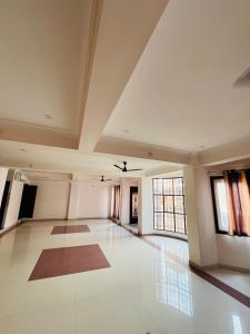 纳特杜瓦拉Hotel Chandram - 450mtr I 10min walking from ShreeNath Ji temple Nathdwara 966o9o1oo6的一间空荡荡的大房间，天花板上有窗户