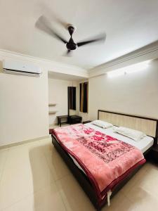 Hotel Chandram - 450mtr I 10min walking from ShreeNath Ji temple Nathdwara 966o9o1oo6客房内的一张或多张床位