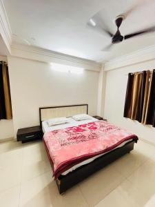 Hotel Chandram - 450mtr I 10min walking from ShreeNath Ji temple Nathdwara 966o9o1oo6客房内的一张或多张床位