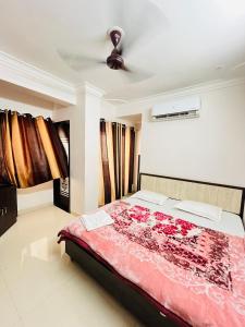 纳特杜瓦拉Hotel Chandram - 450mtr I 10min walking from ShreeNath Ji temple Nathdwara 966o9o1oo6的带床和吊扇的卧室