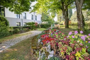 ogród kwiatów przed budynkiem w obiekcie Hotel all'Orso w mieście Biancade