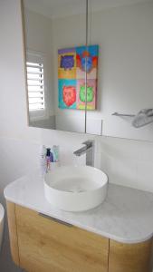 Ένα μπάνιο στο Beach Bliss, Private Bedroom, Private Lounge & Bathroom, plus Netflix, Wifi