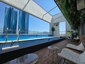 Bazén v ubytování Hound Hotel Busan Station nebo v jeho okolí