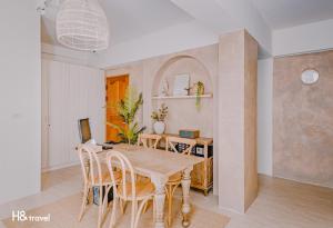 una sala da pranzo con tavolo e sedie in legno di Apple Scent Stay a Magong
