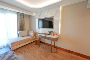 un soggiorno con un divano e un tavolo di Boreas Hotel, Trademark Collection by Wyndham a Ankara