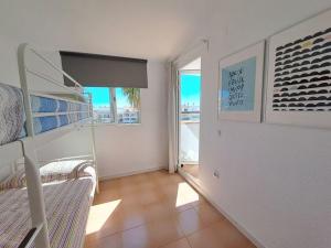 Televízia a/alebo spoločenská miestnosť v ubytovaní Apartments Kione Playa Romana Park