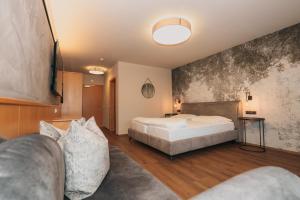 Voodi või voodid majutusasutuse Saldur Small Active Hotel toas +37 fotot