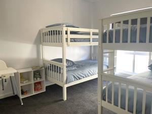 Postel nebo postele na pokoji v ubytování Bunker View