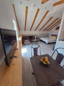 - un salon avec une table et des fruits dans l'établissement Old street studio, à Risan