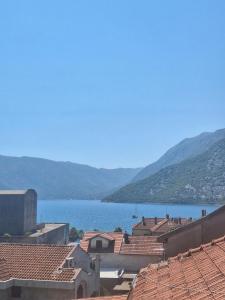 - une vue sur une grande étendue d'eau avec des montagnes dans l'établissement Old street studio, à Risan