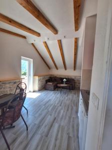 un salon avec parquet et une table dans l'établissement Old street studio, à Risan