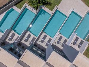 Bazén v ubytování Tota Suites nebo v jeho okolí