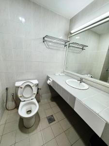 Koupelna v ubytování Grand Topaz Hotel