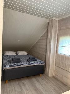 a bed in a room with a roof at Leviki in Levi