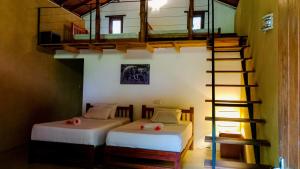 Zimmer mit 2 Betten und einer Wendeltreppe in der Unterkunft Sigiriya Elephant Villa in Sigiriya + 42 Fotos