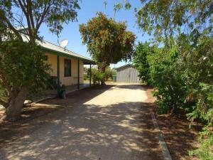 a driveway leading to a house with a garage at Sun on the Stubble in Maitland