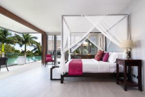 En eller flere senge i et værelse på SURALAI - Luxury Villa Koh Samui