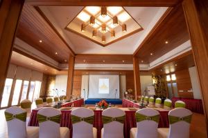 una sala riunioni con un lungo tavolo e sedie di Bagan Thiripyitsaya Sanctuary Resort a Bagan Altre 37 foto