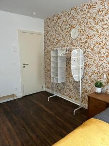 - une chambre avec un lit et un miroir mural dans l'établissement In The Air cosy room (Cœur Historique de Liège), à Liège 24 autres photos