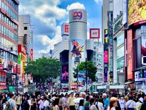 東京にあるホテルリオス渋谷Adults onlyの混雑した街の通りを歩く人々の群れ