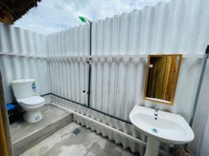 Koupelna v ubytování Amwaj Blue Cabana Arugambay