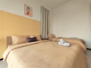 Katil atau katil-katil dalam bilik di Sunlit Minimalist Suite, 7 Pax at Urban Suites Georgetown by SuperStay