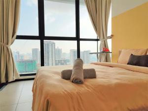 Katil atau katil-katil dalam bilik di Sunlit Minimalist Suite, 7 Pax at Urban Suites Georgetown by SuperStay +26 gambar