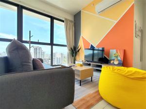 Ruang duduk di Sunlit Minimalist Suite, 7 Pax at Urban Suites Georgetown by SuperStay