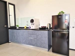 Dapur atau dapur kecil di Sunlit Minimalist Suite, 7 Pax at Urban Suites Georgetown by SuperStay