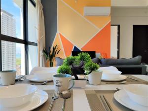 Ruang duduk di Sunlit Minimalist Suite, 7 Pax at Urban Suites Georgetown by SuperStay