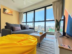 Ruang duduk di Sunlit Minimalist Suite, 7 Pax at Urban Suites Georgetown by SuperStay
