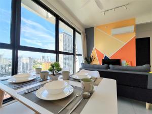 Ruang duduk di Sunlit Minimalist Suite, 7 Pax at Urban Suites Georgetown by SuperStay