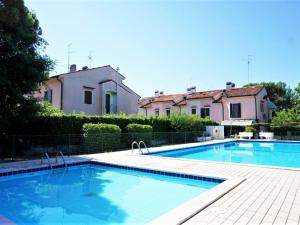 une piscine devant une maison dans l'établissement Holiday Home Porto Santa Margherita Beach, à Porto Santa Margherita
