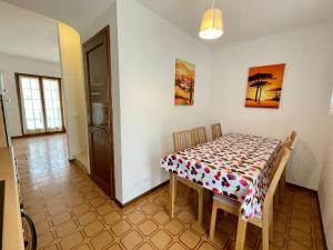 une salle à manger avec une table et une table et des chaises dans l'établissement Holiday Home Porto Santa Margherita Beach, à Porto Santa Margherita