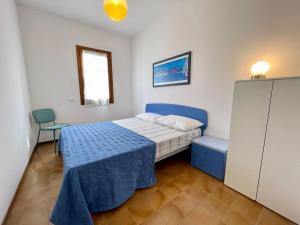 une petite chambre avec un lit et une chaise dans l'établissement Holiday Home Porto Santa Margherita Beach, à Porto Santa Margherita 26 autres photos