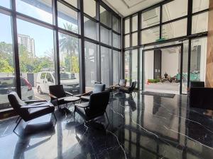 Ruang duduk di Sunlit Minimalist Suite, 7 Pax at Urban Suites Georgetown by SuperStay