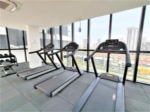 Pusat kecergasan dan/atau kemudahan kecergasan di Sunlit Minimalist Suite, 7 Pax at Urban Suites Georgetown by SuperStay