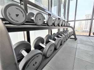 Pusat kecergasan dan/atau kemudahan kecergasan di Sunlit Minimalist Suite, 7 Pax at Urban Suites Georgetown by SuperStay