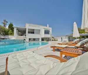 Bazén v ubytování Kostavilla Porto Heli nebo v jeho okolí