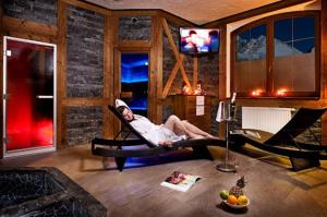 Televisyen dan/atau pusat hiburan di Vysoké Tatry apartmán 310 Tatranská Lomnica - s balkónom - výhľad na Tatry