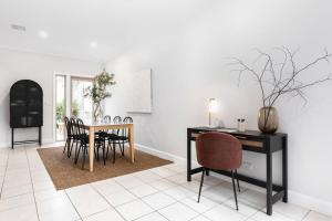 a dining room with a table and chairs at Mickle Townhouse, Steps to CBD in Warrnambool