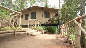 Το κτήριο όπου στεγάζεται  το οργανωμένο κάμπινγκ