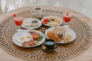 Una mesa cubierta con platos de desayuno y bebidas. en Villa Nedine, en Canggu